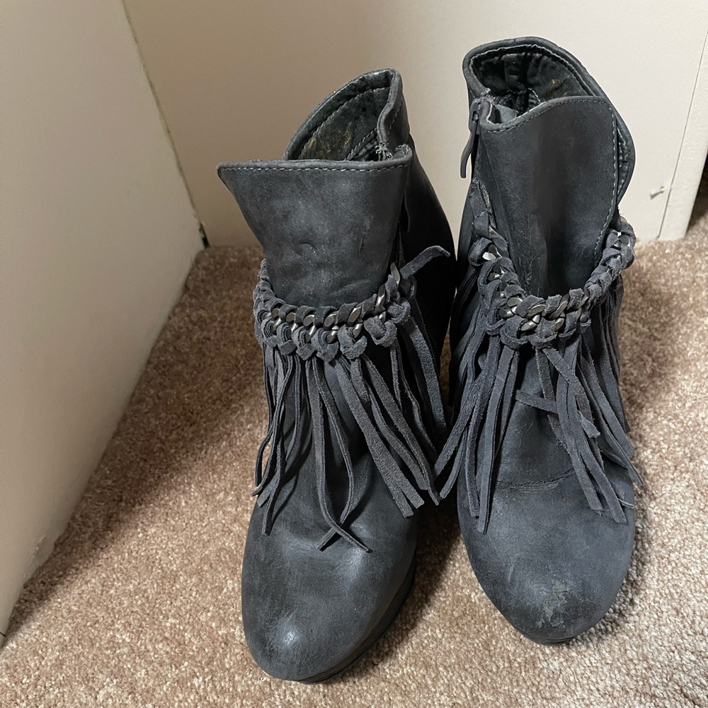 Wedge fringe boots
